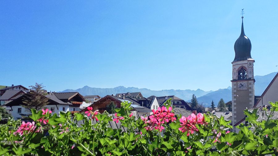 Dorfblick auf Fiss mit Kirchturm im Sommer