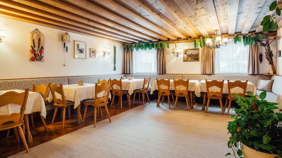 Traditionell eingerichtete Tiroler Stube im Haus