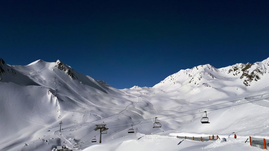Bergpanorama mit Liftanlage im Winter bei Fiss